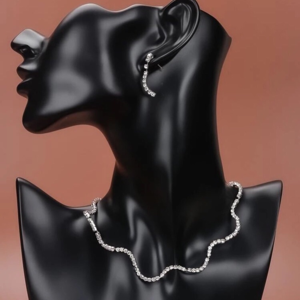 🎀 Stunning Rhinestone Earrings and Necklace set! - Picture 3 of 7